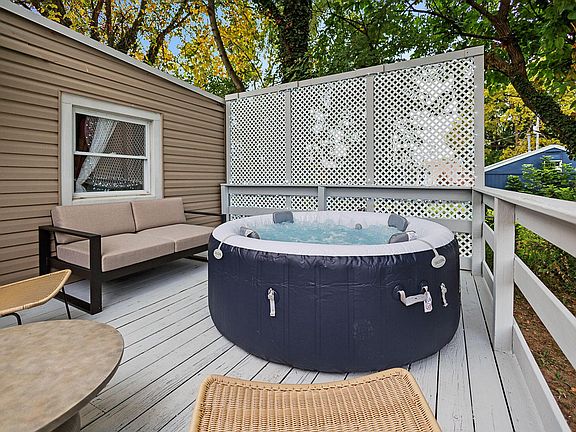 2nd image of 10983 Hebron Rd