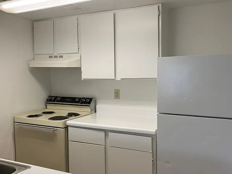 Emerald Cove Apartments — Photo 116