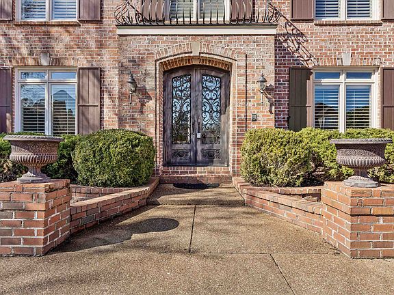 3rd image of 1831 Groveway Dr