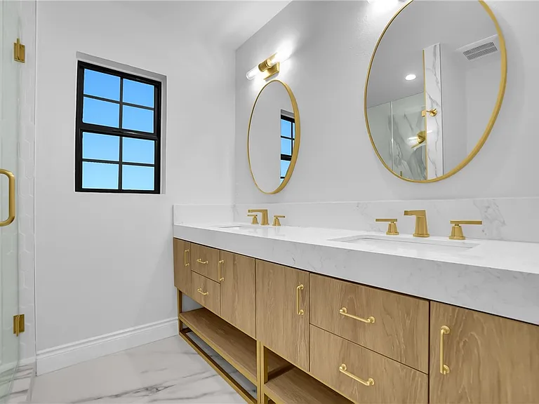 325 W Le Roy Ave — Photo 23