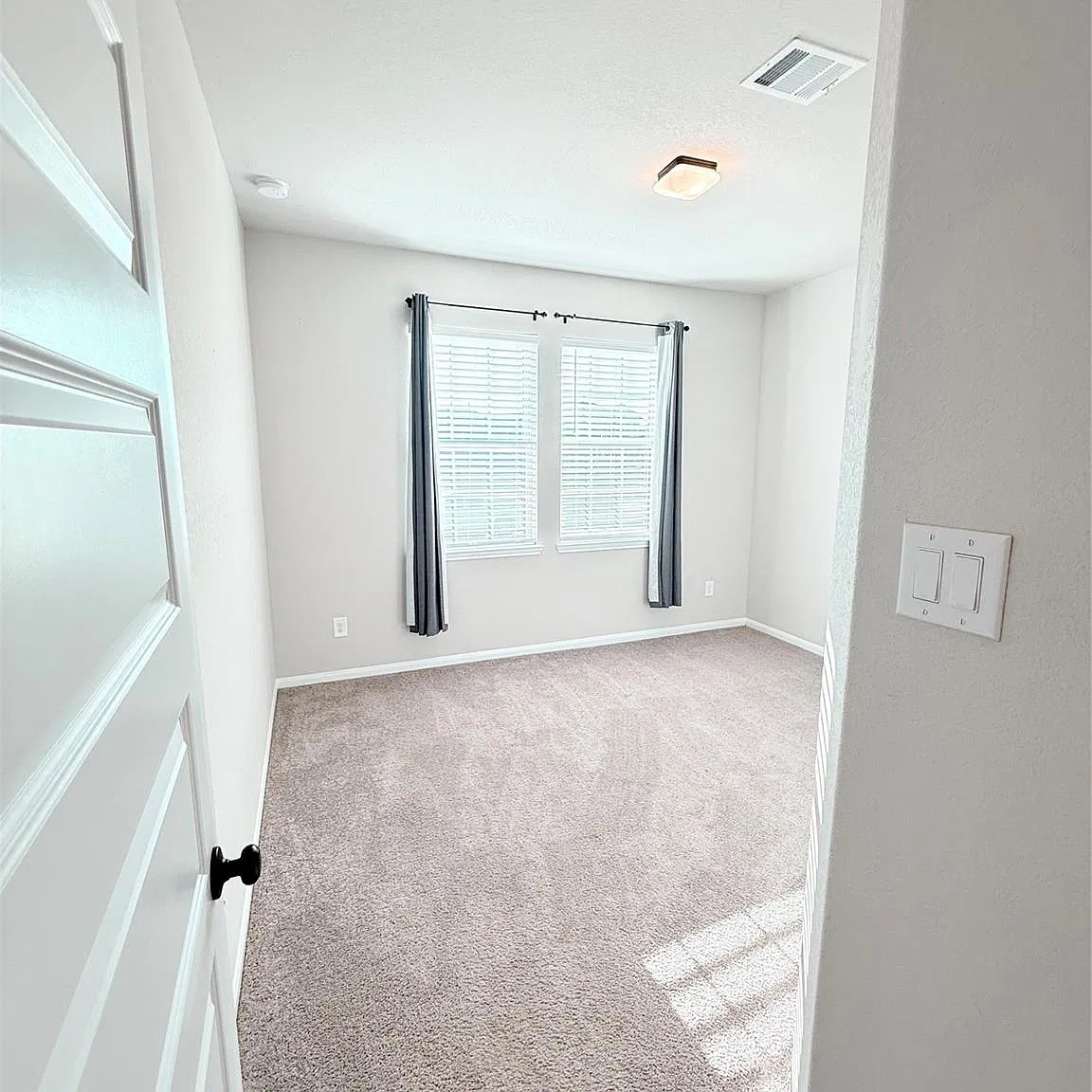 4 bed, 3.0 bath, 2920 sqft, $2,700 — Photo 2