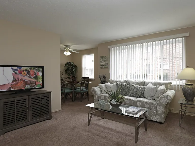 Ellacott Parkway Apartments — Photo 6