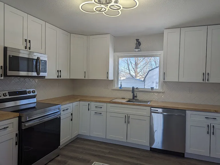 607 N Logan Ave — Photo 1