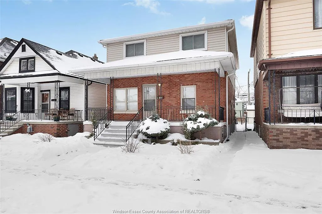 907 Gladstone Ave photo 1