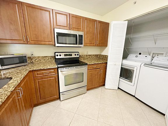 4th image of 529 E Sheridan Street #2011