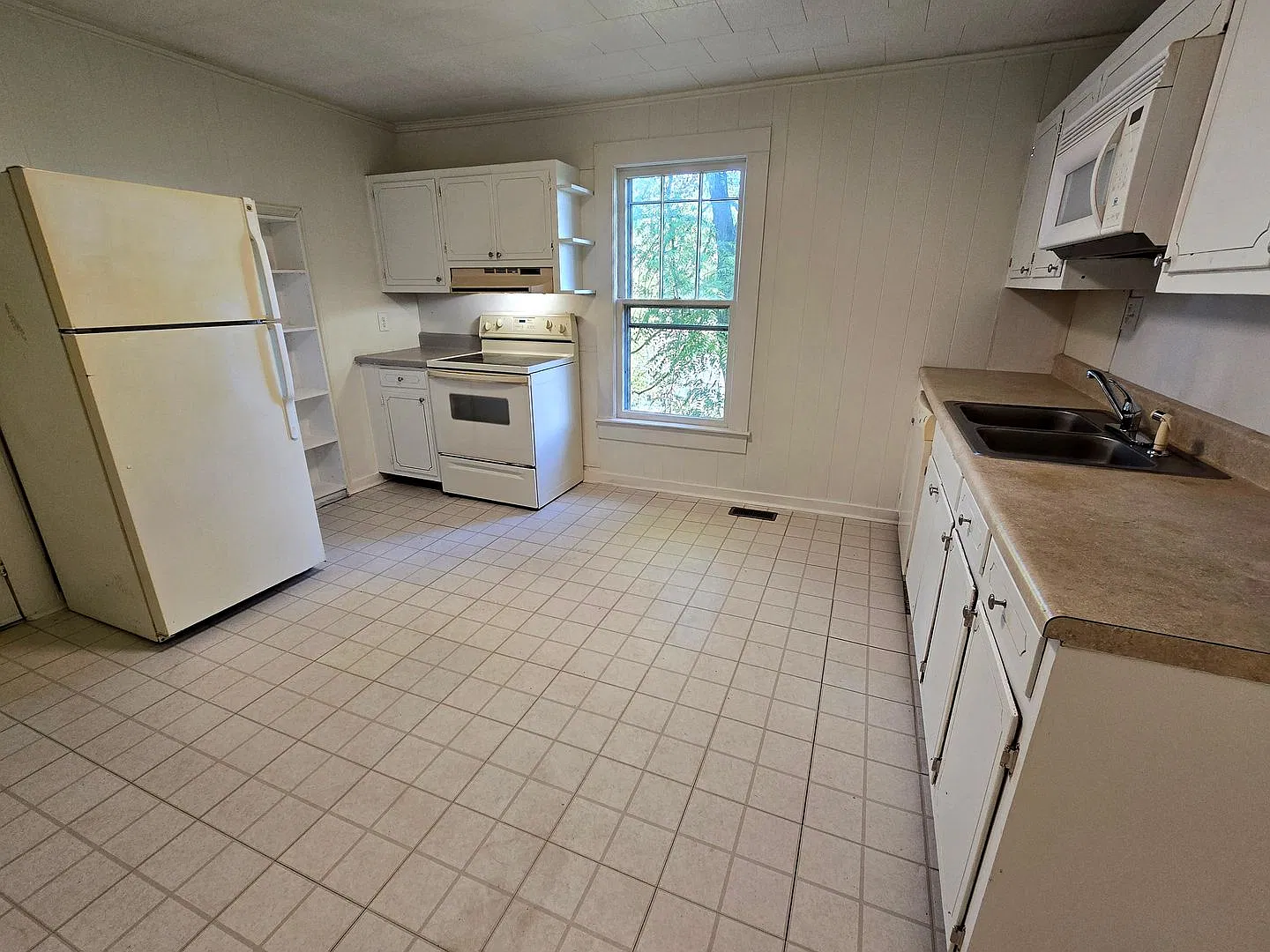 Cozy Lenoir 2/1 Bungalow with Fenced Yard on Cul-de-Sac — Photo 4