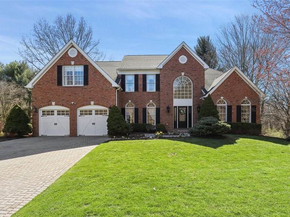 2 Stratford Dr
