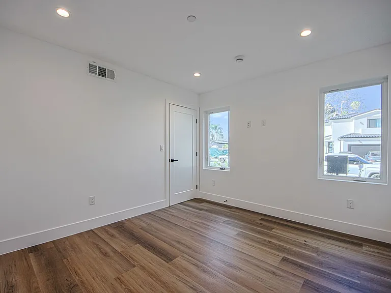 Luxury 3 & 4 Bed Townhomes a Short Walk to Topanga Village! — Photo 40