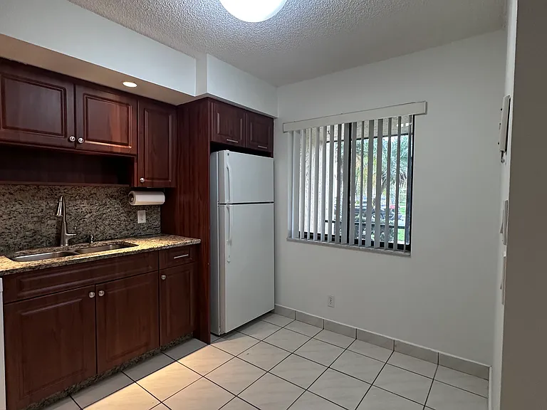 350 Lakeview Dr #102 — Photo 9