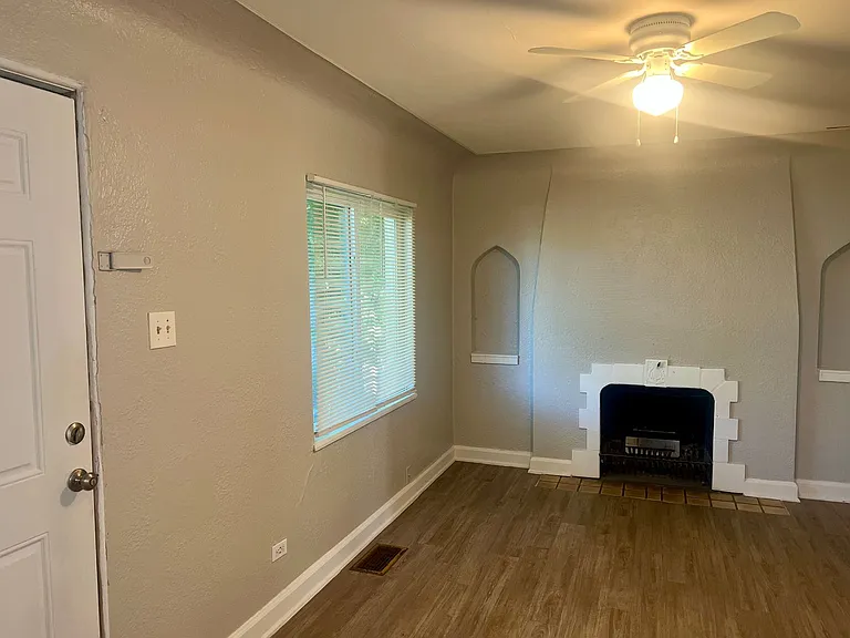 1590 N Syracuse St — Photo 17