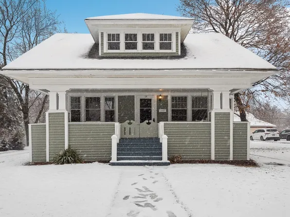 24 E Maple Ave, Roselle, IL 60172