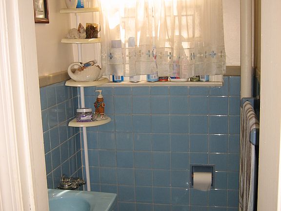 1st Floor 1/2 bath Rm