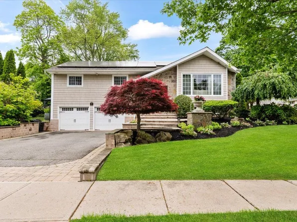 61 Beatrice Lane, Old Bethpage, NY 11804