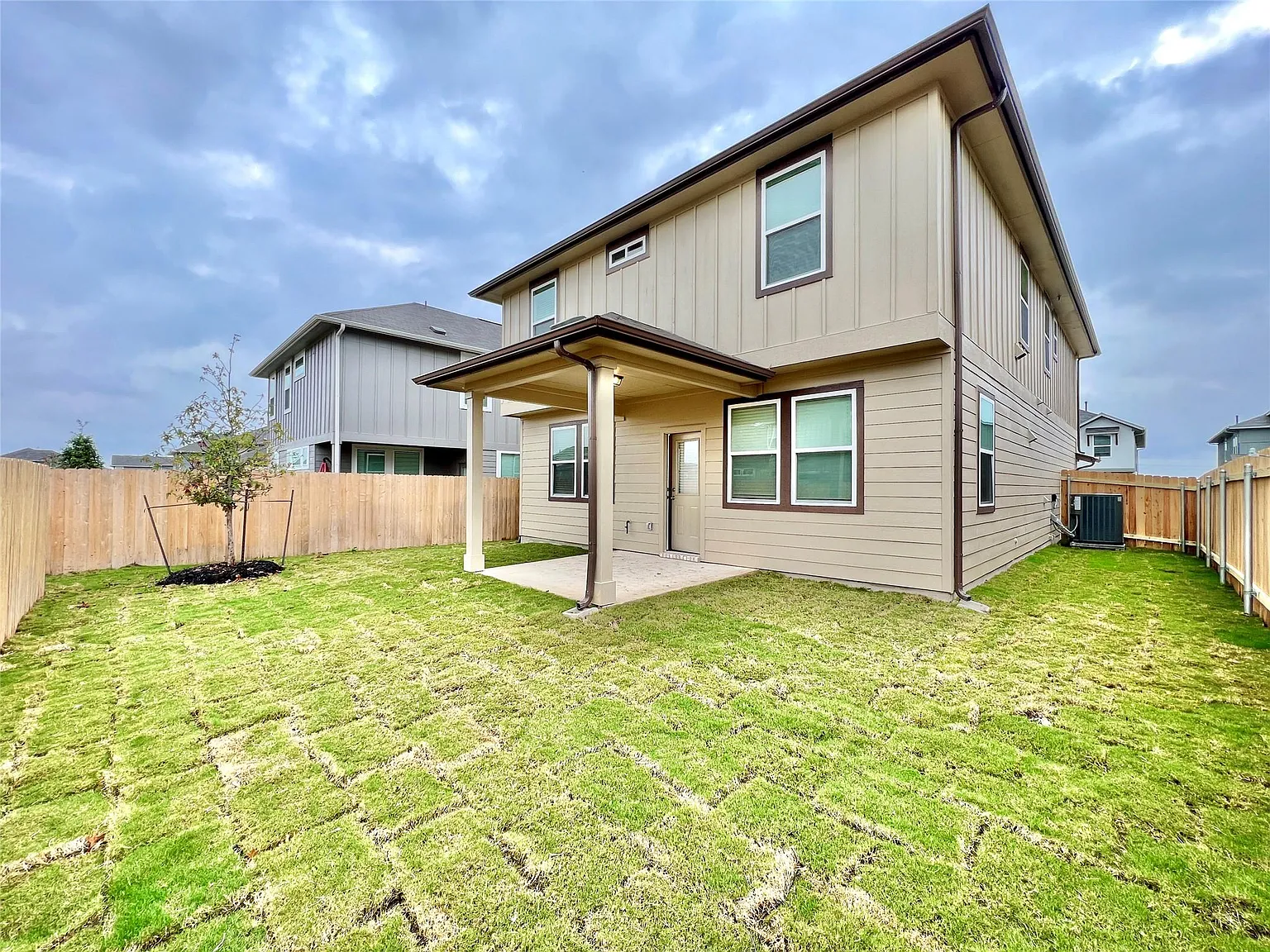 4 bed, 2.5 bath, 2253 sqft, $2,300 — Photo 2