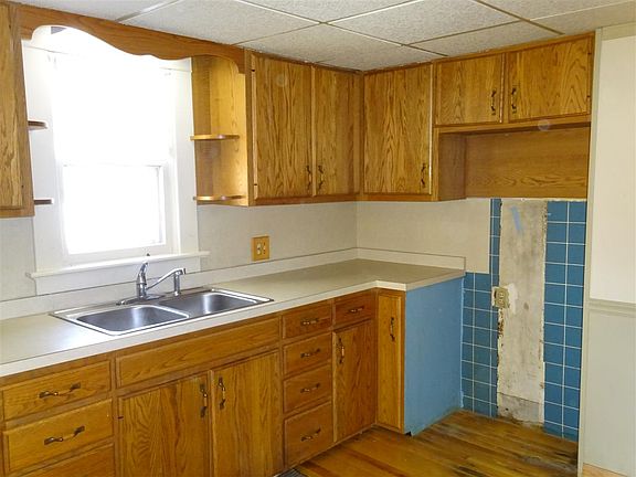 5th image of 329 Dewey Ave