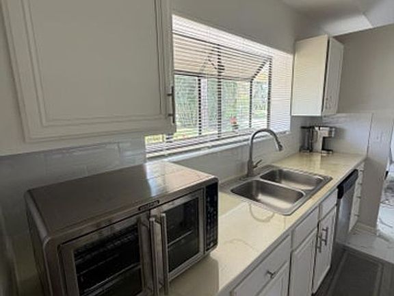 4th image of 107 Half Moon Cir APT D
