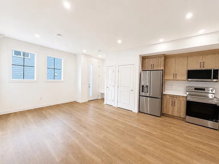 227 26th Ave NE #201 — Photo 3