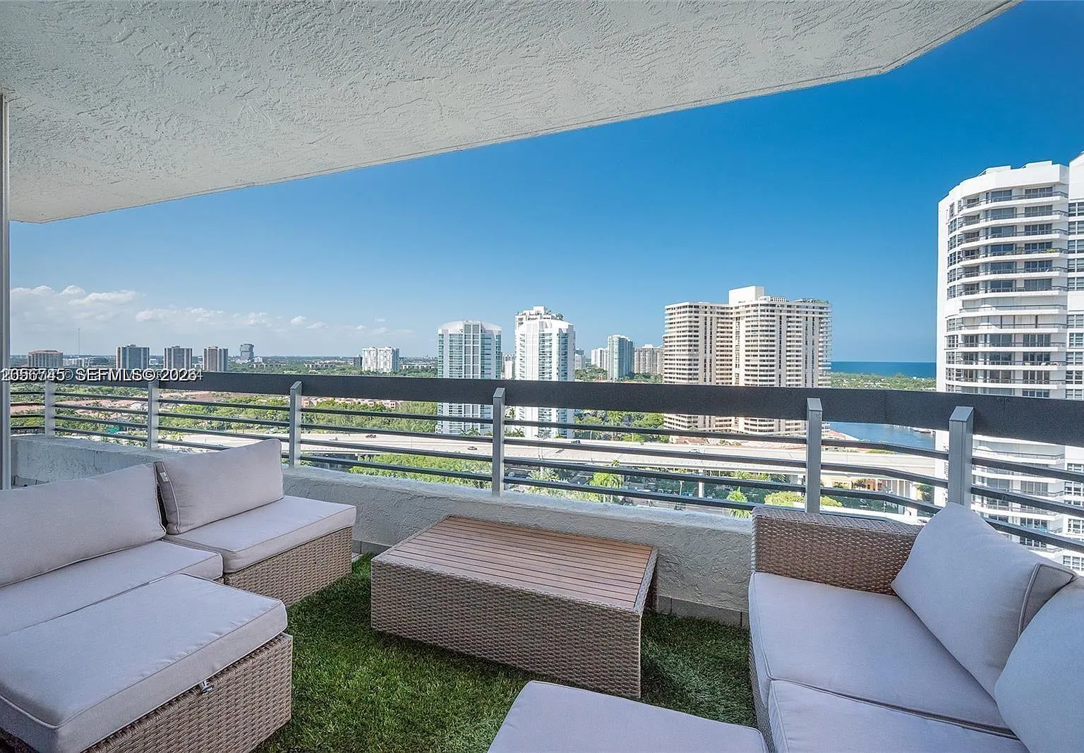 Mystic Pointe Condo No Th — Photo 2