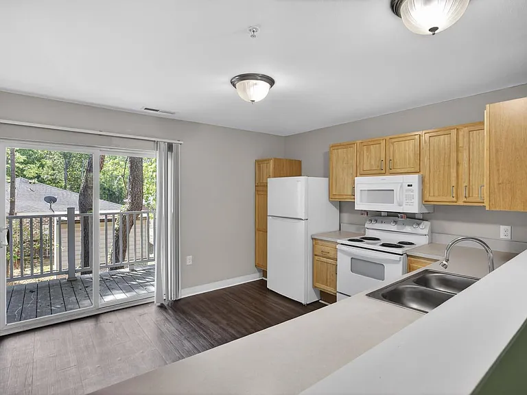 Pinecrest Greene — Photo 21