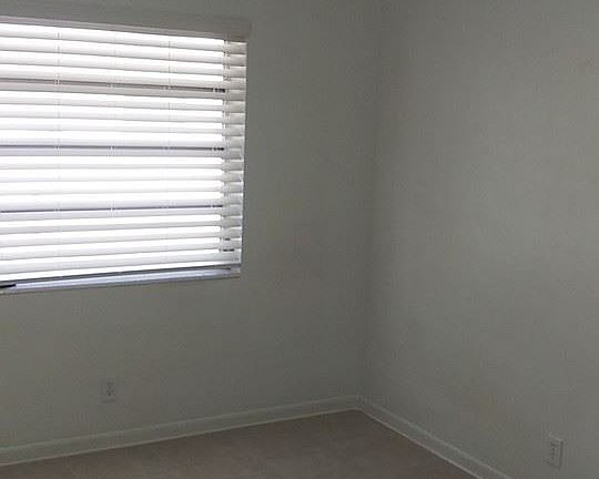 5th image of 119 NE 5th St APT 1