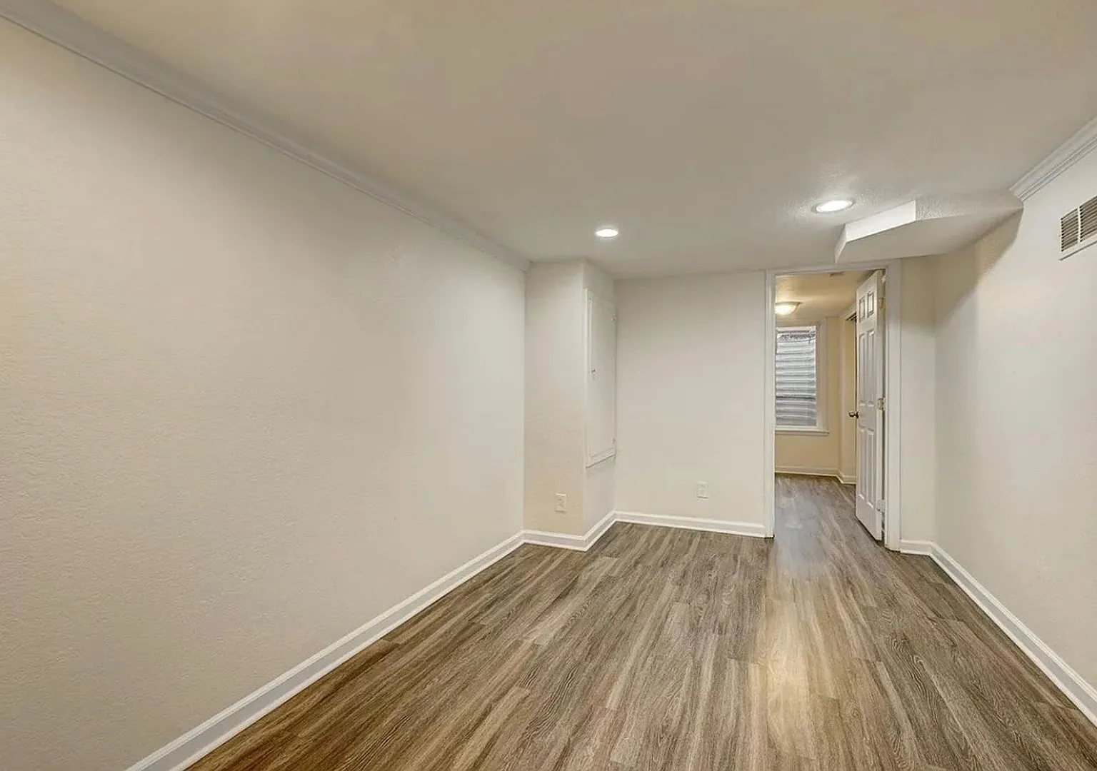 Charming 2 Bedroom Home Pets Welcome! — Photo 2