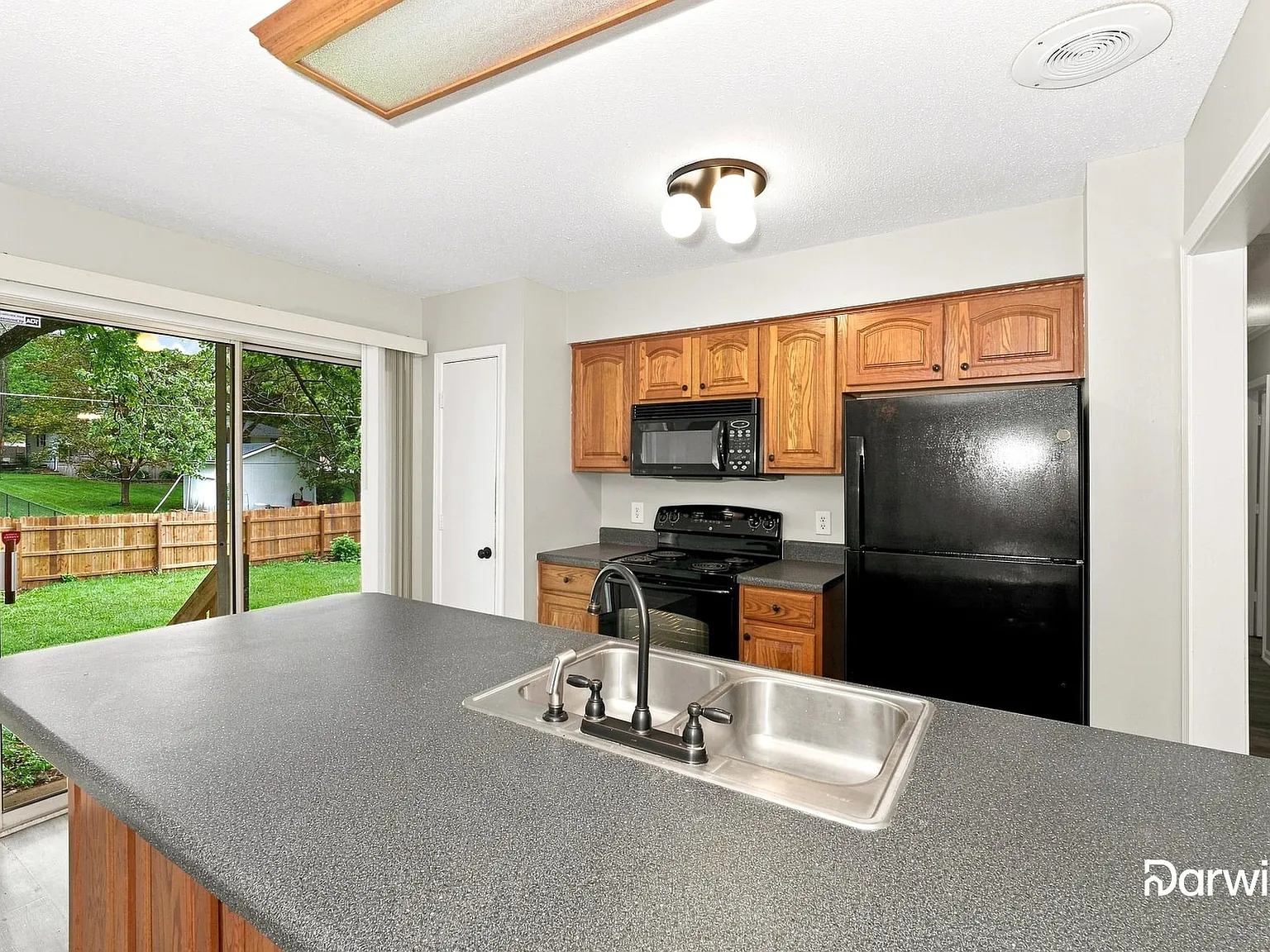 3 bed, 2.5 bath, 2088 sqft, $2,180 — Photo 3