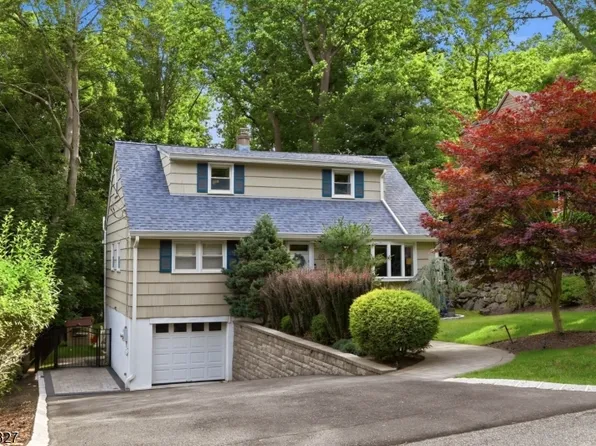 49 Pawnee Ave, Oakland Boro, NJ 07436