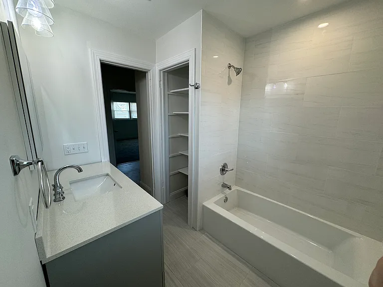 Beautiful modern bathroom.