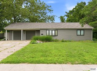 208 Crest Rd, Papillion, NE 68046