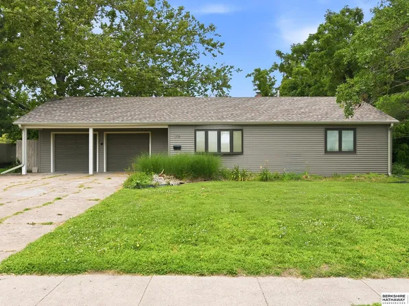 208 Crest Rd, Papillion, NE 68046