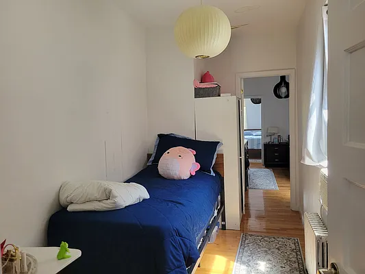 Rented by MCR Realty | media 8