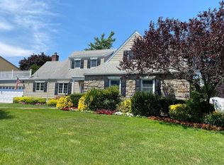 126 Lefferts Rd, Woodmere, NY 11598