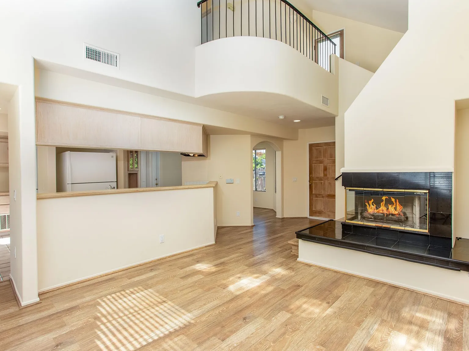 3 bed, 2.5 bath, 1551 sqft, $5,200 — Photo 2