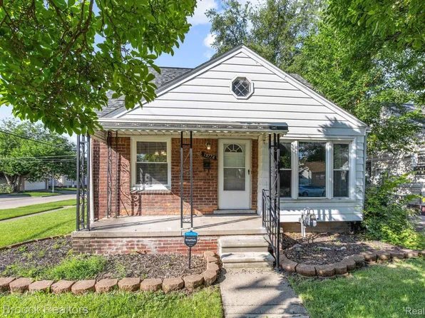 19774 Kenosha St, Harper Woods, MI 48225