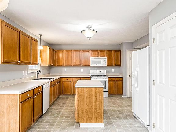 3rd image of 461 Carver St