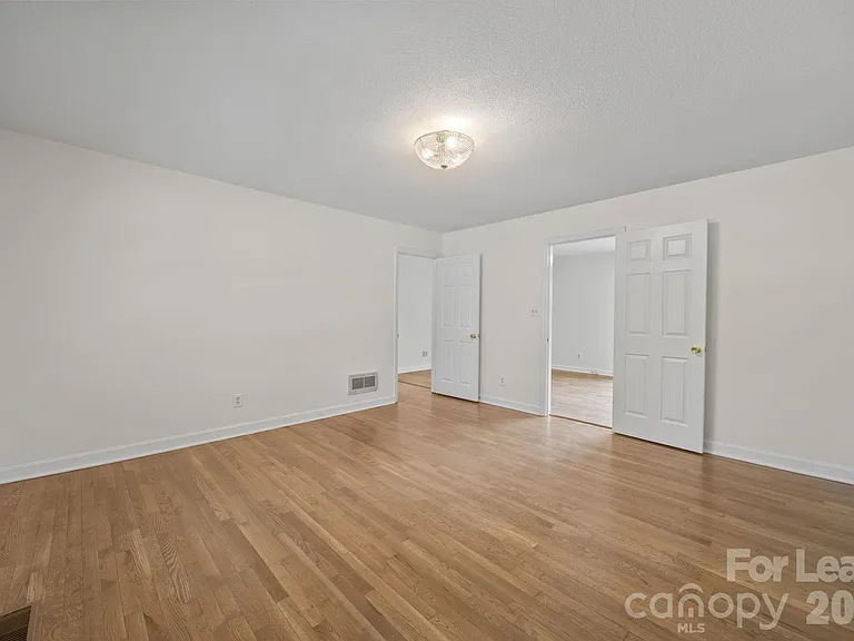 1502 Cloverdale Ln — Photo 17