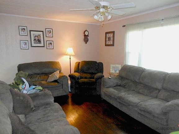 5th image of 2113 S Country Club Dr