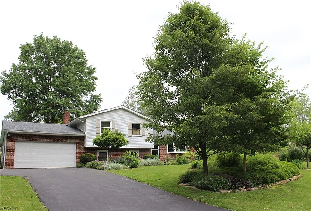 1395 Shelley St NE photo 1