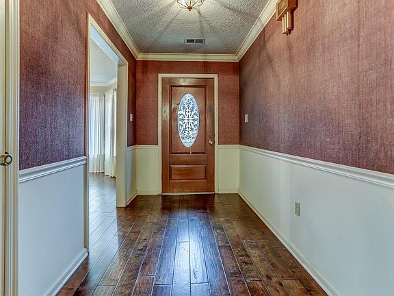 3rd image of 686 Winhill Ln