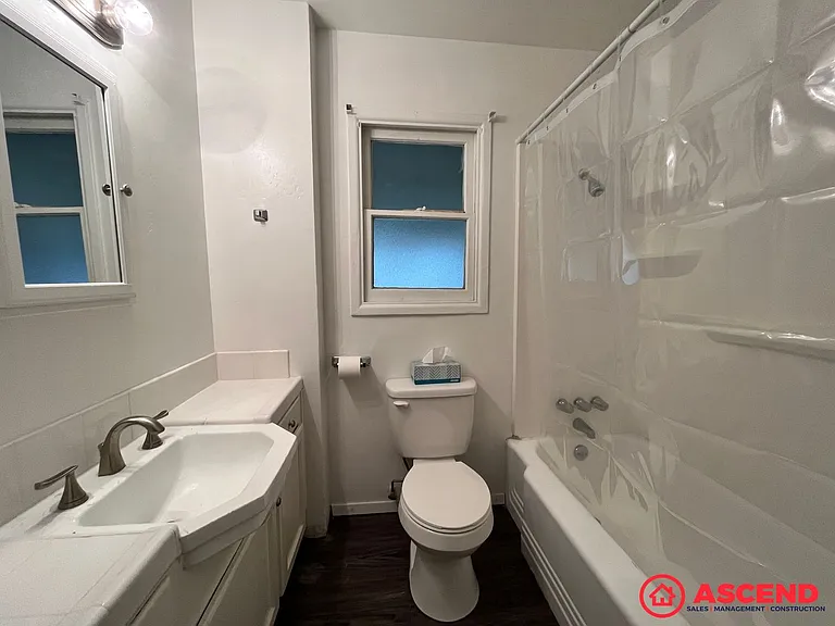 1305 S Chester Ave — Photo 9