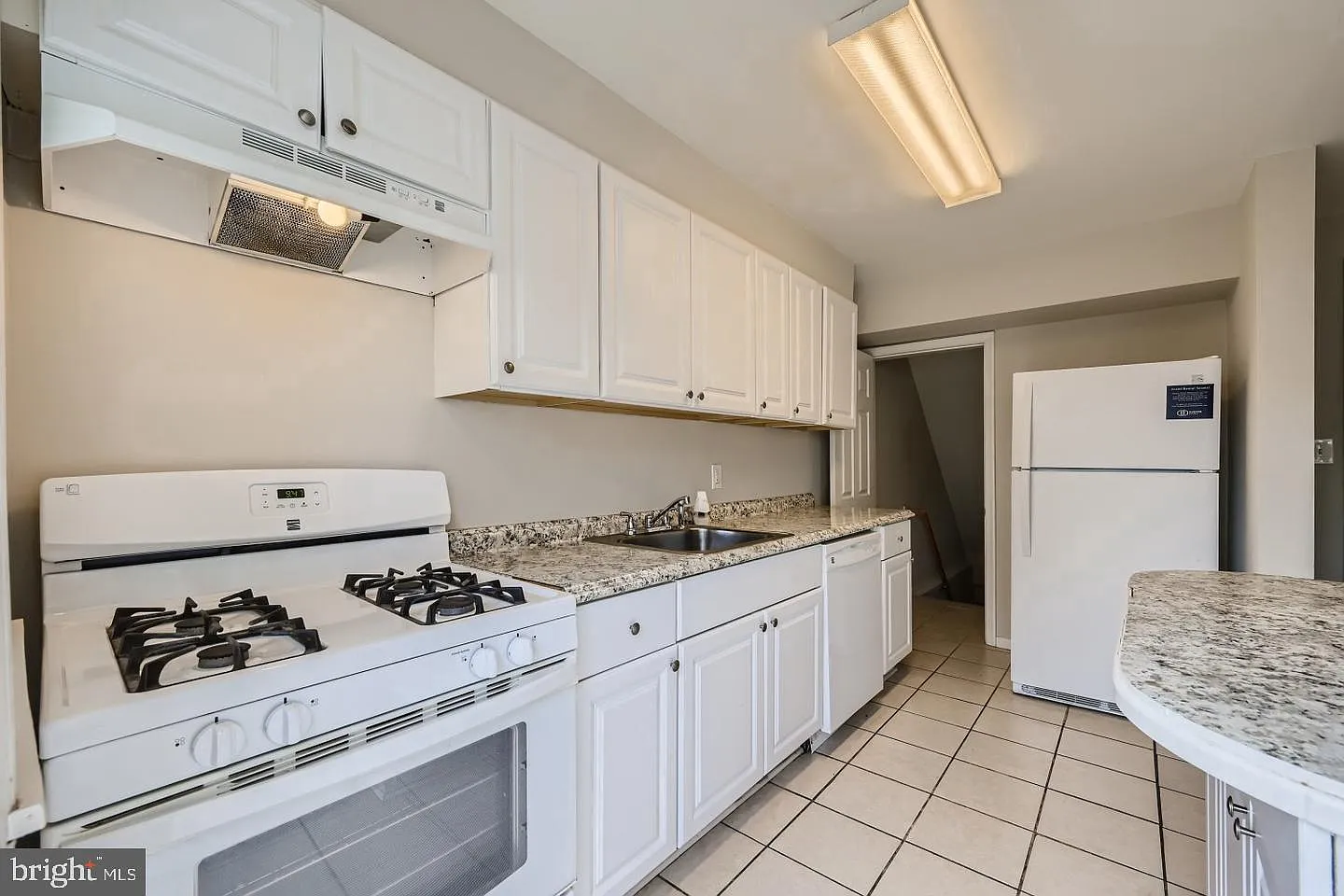 3 bed, 2.0 bath, 1324 sqft, $1,850 — Photo 3
