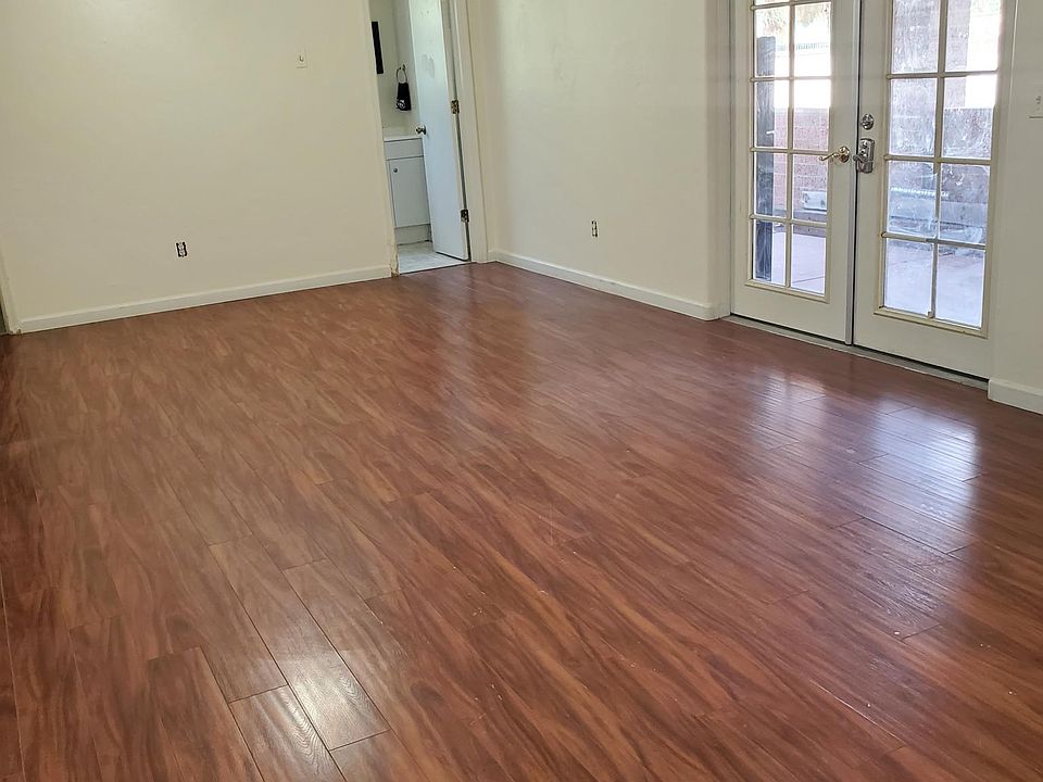 450 sqf Studio Efficiency with bathroom,walking shower and kitchenette with full size refrigerator