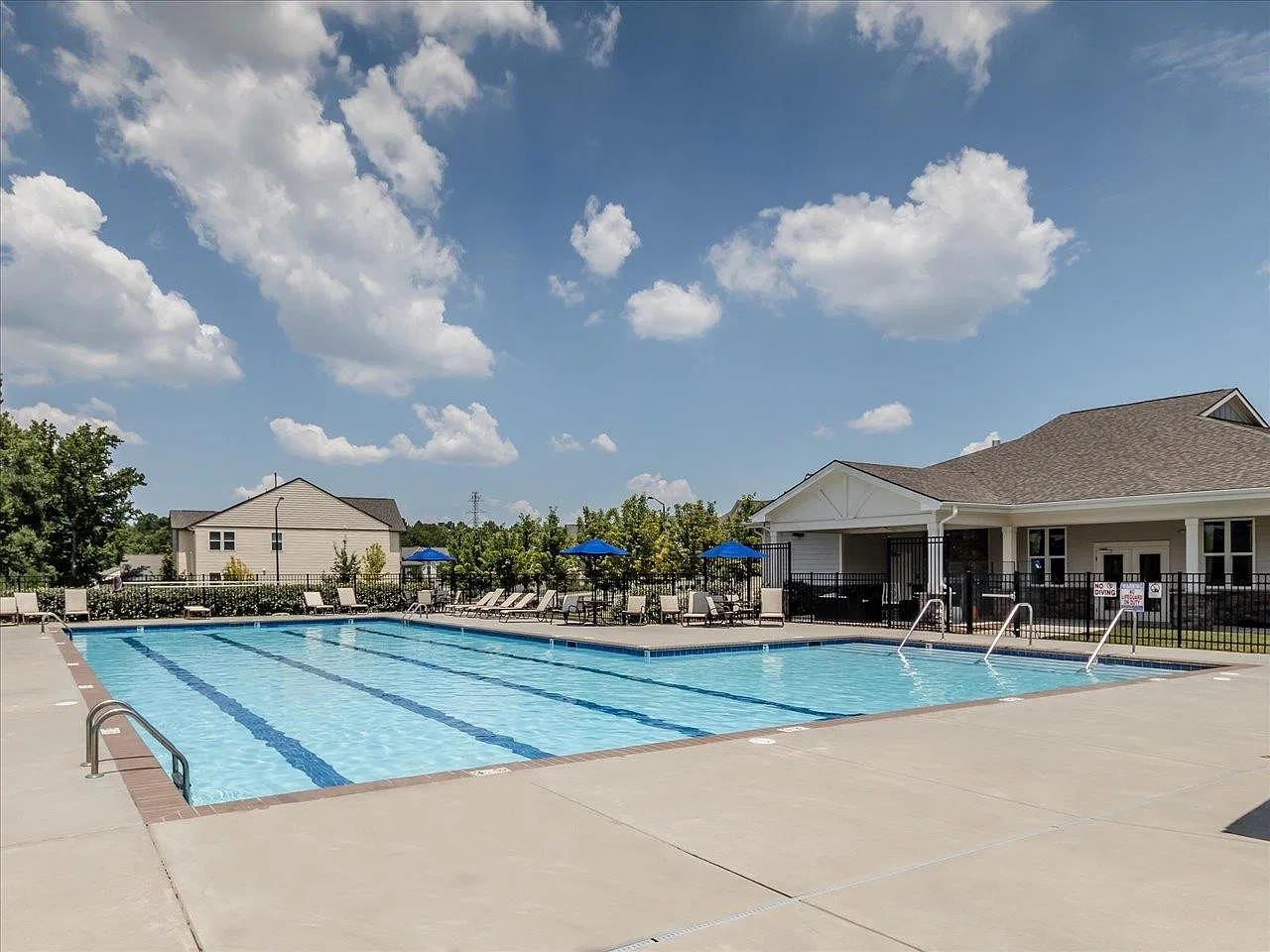 4 bed, 2.5 bath, 2412 sqft, $2,650 — Photo 3