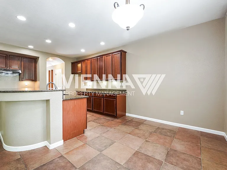 1014 Waterford Dr — Photo 6