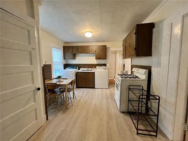 39 Raymond Ave — Photo 4