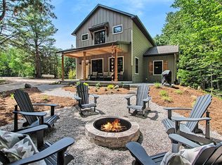 2581 S Pineview Rd, Suttons Bay, MI 49682