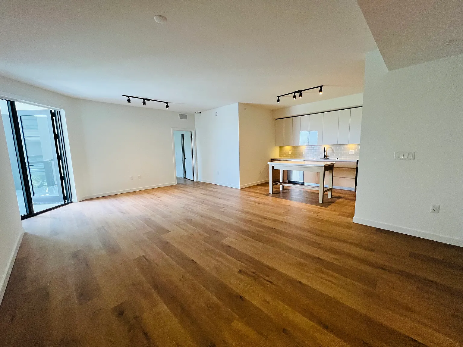 3 bed, 1500 sqft, $4,950 — Photo 2