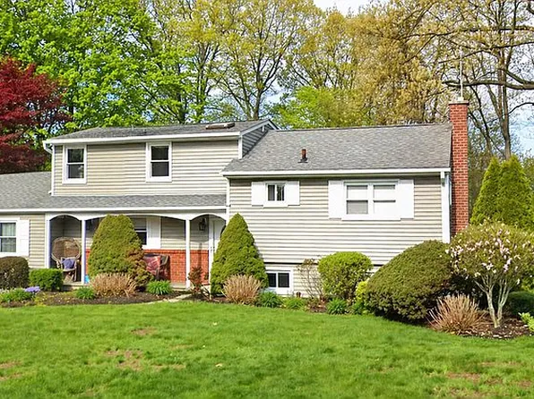 2747 Wendell Ln, Yorktown Heights, NY 10598