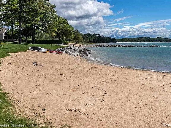 3rd image of 1011 Beach Rd
