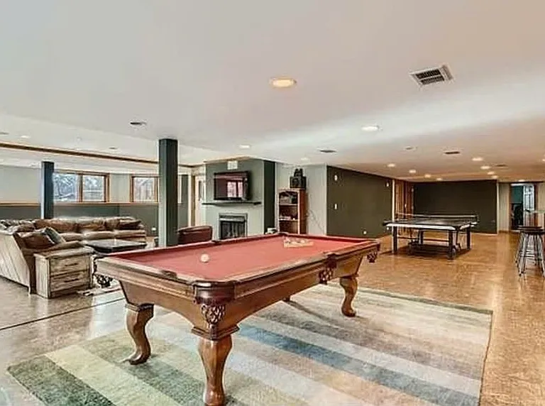 811 Merry Ln — Photo 2